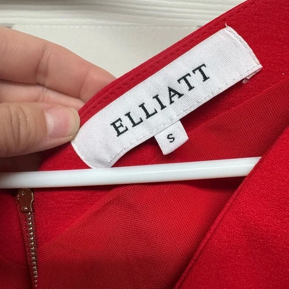 Elliatt Red Puff Sleeve Crop Top - Picture 5 of 11